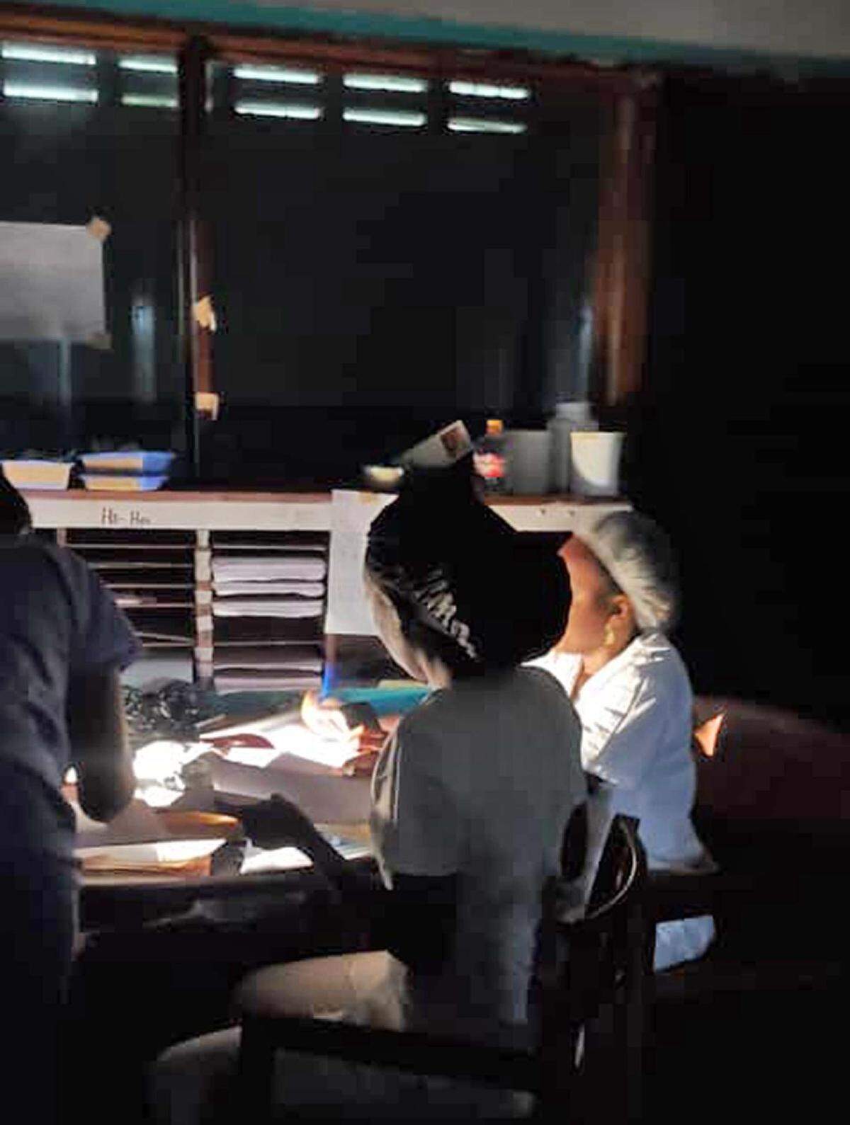 After a violent gang in Martissant stole their generator on Wednesday, nurses and doctors at Sainte Croix Hospital in Léogâne, Haiti, were forced to use the flashlights on their cellphones to provide care to patients. The hospital’s director has announced he has no choice but to shut down.