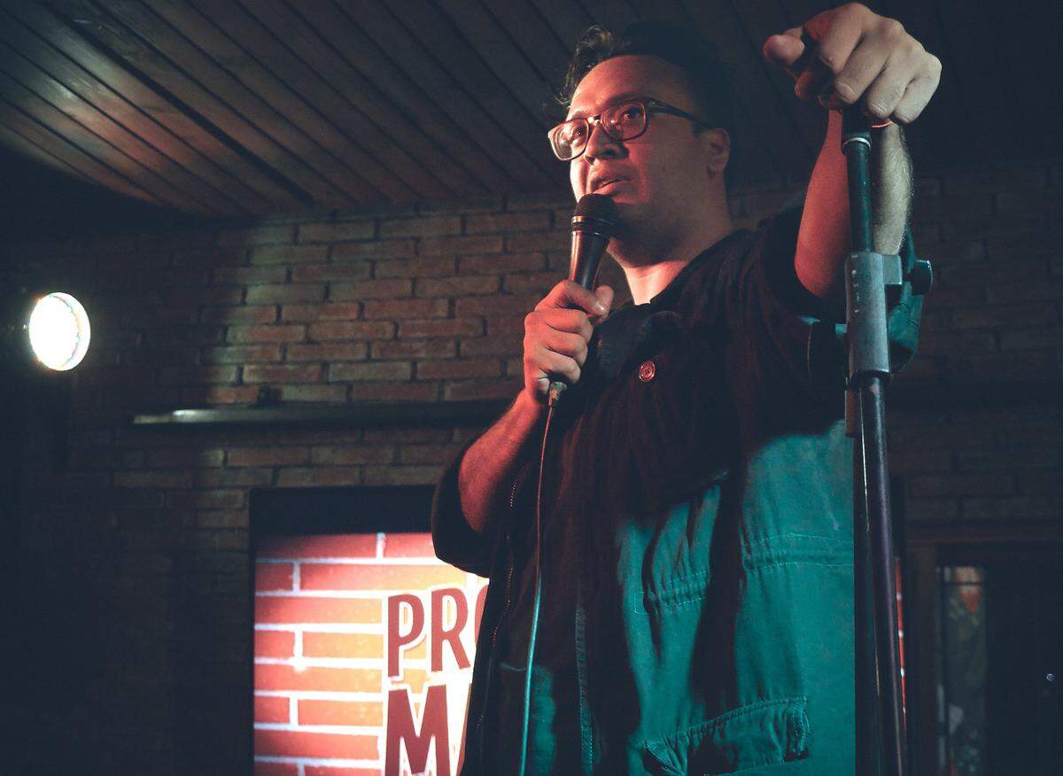 Venezuelan comedian Oscar Martinez takes a measured approach to politically charged humor and adjusts his act depending on the audience.