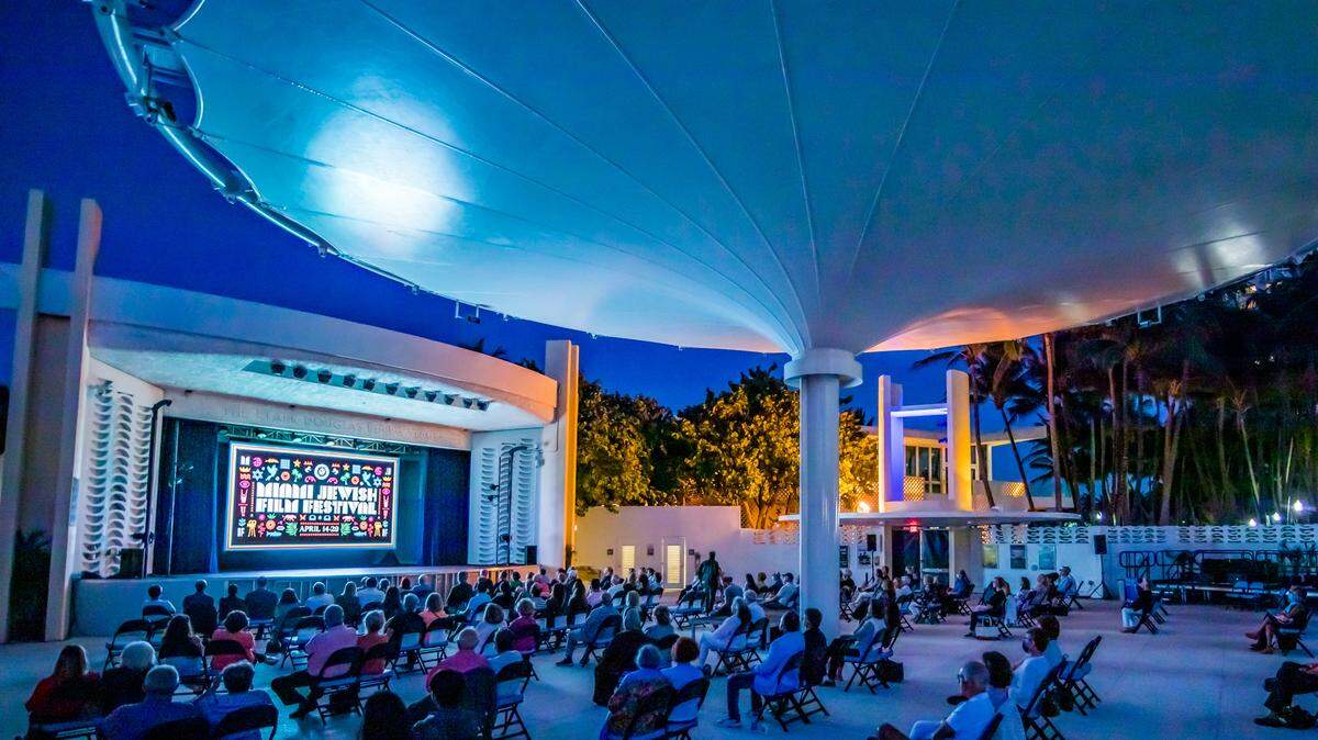 La noche inaugural del Miami Jewish Film Festival 2021 se celebró en North Beach Bandshell al aire libre en Miami Beach.