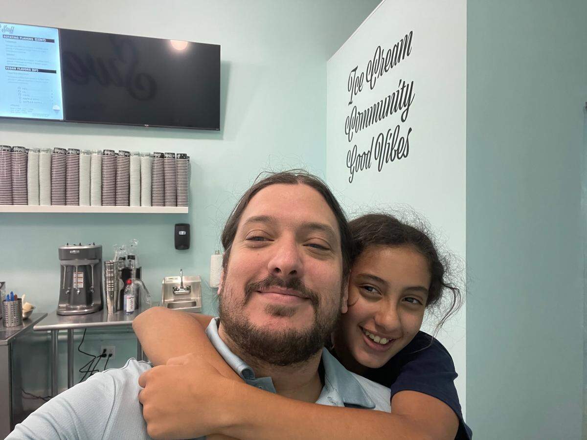 El propietario de Sweet Melody, Mike Romeu, con su hija Melody, que da nombre a la heladería