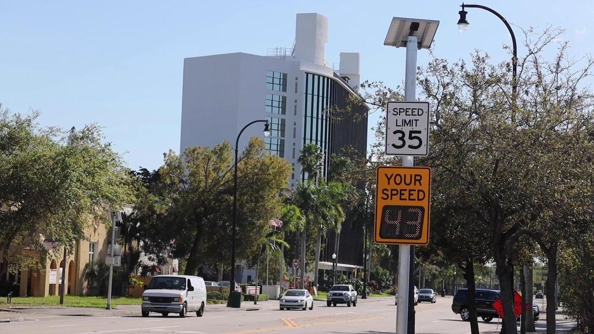 Señales de límite de velocidad a lo largo de Biscayne Boulevard. Las  señales de los pasos de peatones se averían con frecuencia o son golpeadas por los autos.