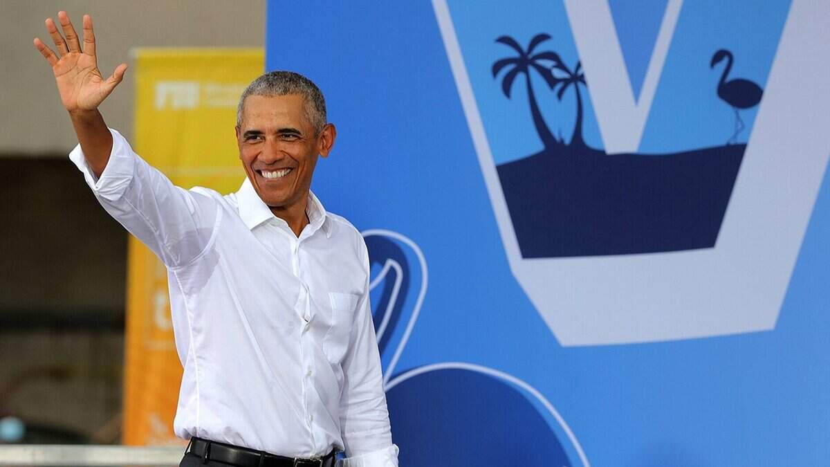 El ex presidente Barack Obama saluda a sus partidarios durante un mitin en North Miami, donde hizo campaña por Biden en el sur de la Florida el sábado 24 de octubre de 2020.