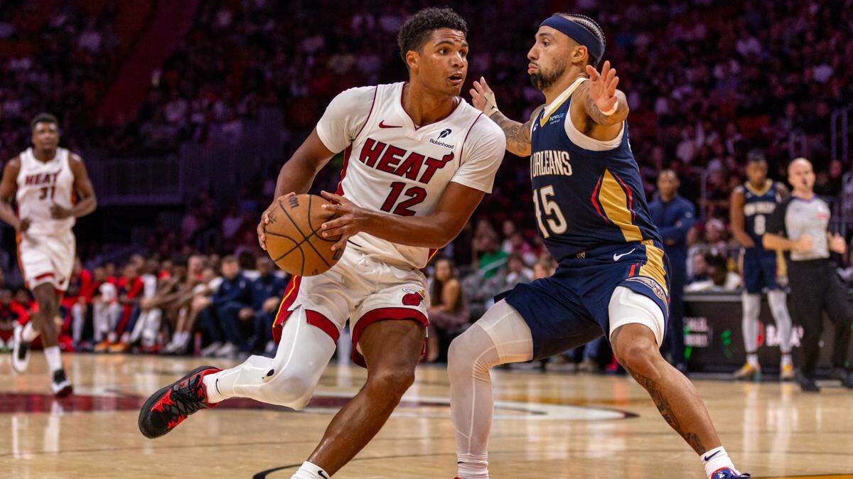 El jugador del Heat Dru Smith entra al aro ante la marca de José Alvarado, de los Pelicans de New Orleans, en el partido de pretemporada celebrado el 13 de octubre de 2024 en Miami.