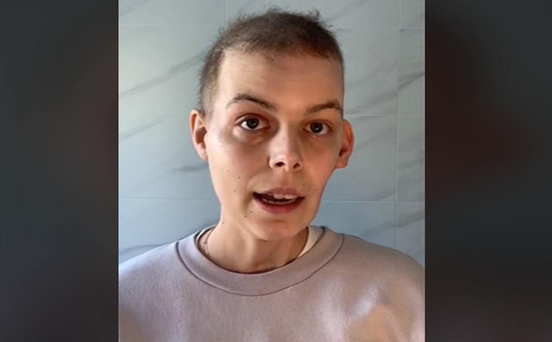 bella bradford doing GRWM video on TikTok 