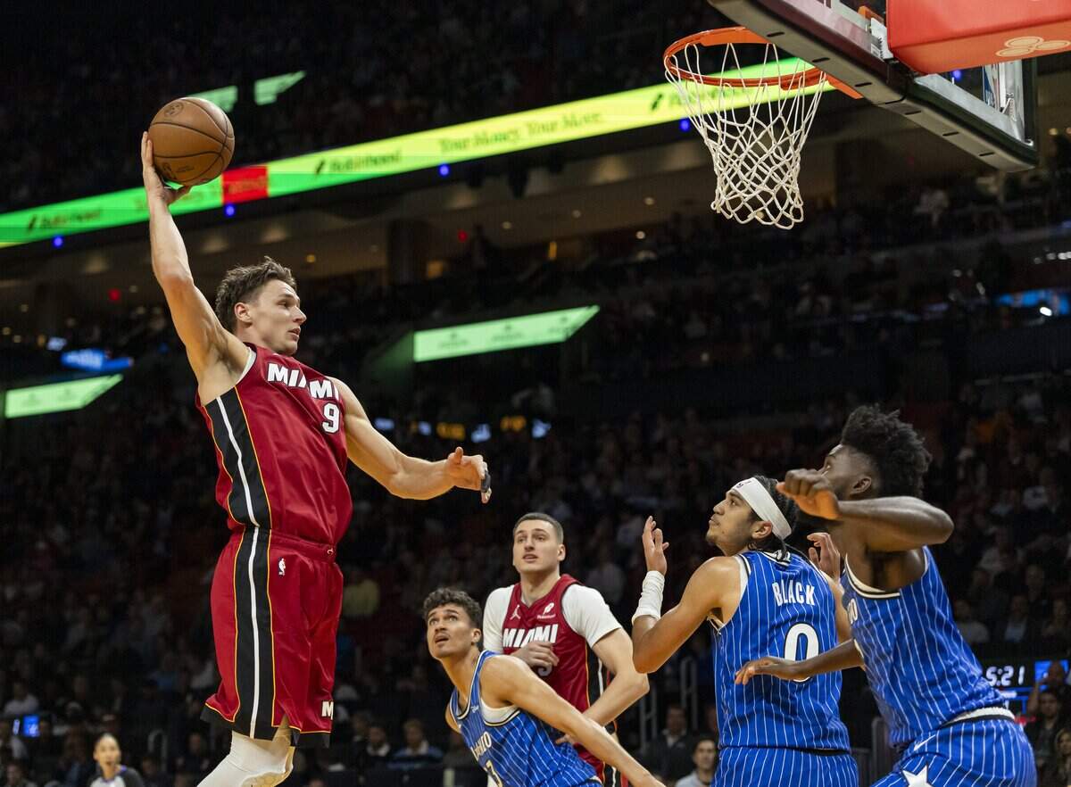 El jugador del Heat Pelle Larsson entra al aro ante la defensa del Magic de Orlando, en el partido celebrado el 28 de enero de 2026 en Miami.