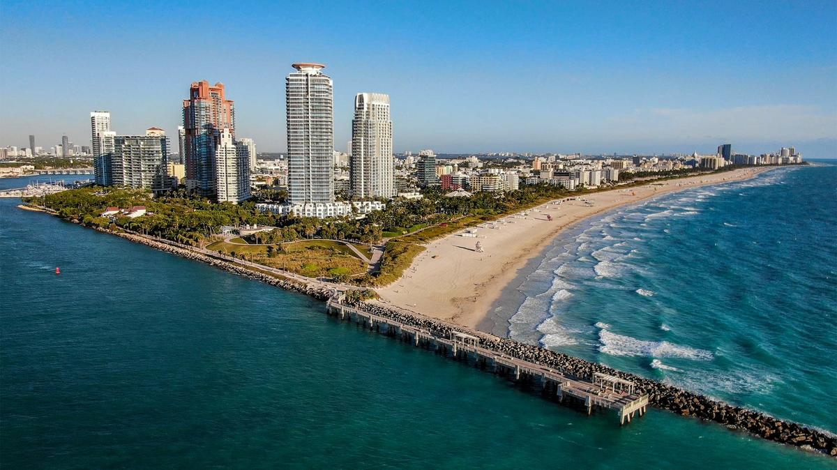 Los propietarios y gerentes de negocios de South Beach dicen que los elevados alquileres de los apartamentos de la ciudad están causando problemas de contratación. Arriba: Una vista del muelle de South Pointe Park en South Beach el 2 de febrero de 2022.