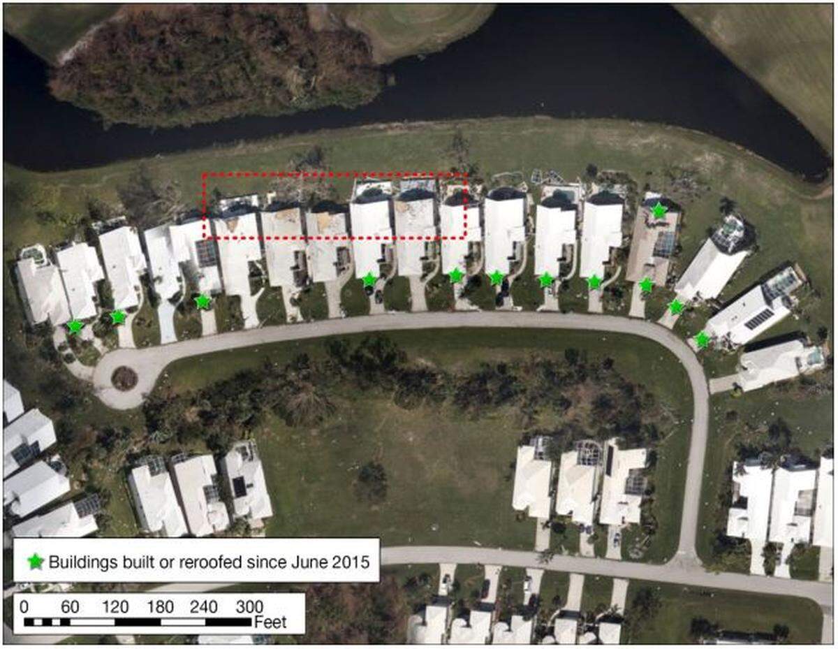 Esta imagen muestra un grupo de casas en Placida, Florida, que experimentaron vientos de 126 mph durante el huracán Ian en 2022. Las casas con estrellas verdes tienen tejados construidos o reconstruidos después de 2015, y sobrevivieron mejor que los tejados más antiguos construidos antes de esa fecha.