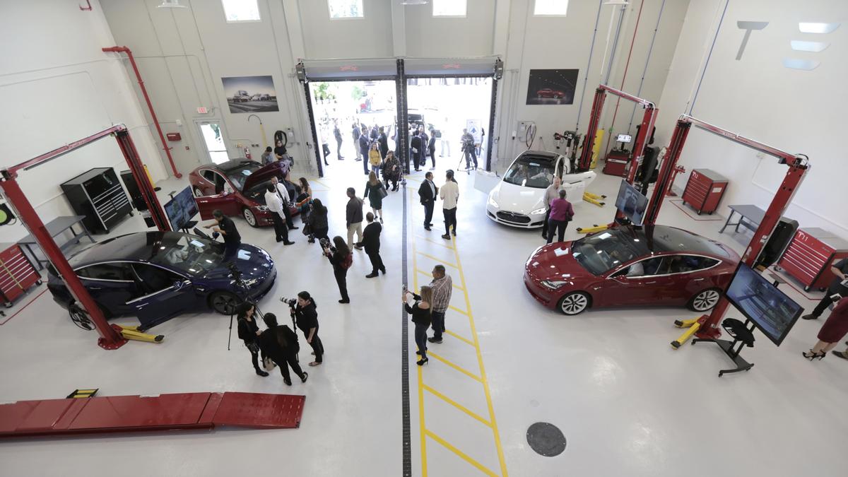 Miami Dade Collegeâ€™s West Campus hosted an inauguration ceremony on Wednesday, Dec. 4, of its new, one-of-a-kind and state-of-the-art Electric Vehicle Training Center that will train students as Tesla technicians for the leader in electric car design and manufacturing. MDC is the first institution in the Southeastern United States to partner with Tesla to offer a certificate training program for service technicians called Tesla START. The Career Technical Certificate in Advanced Automotive Service Technology â€“ Tesla Technician Program powered by Tesla START is an accelerated 12-week program that pays students while they train to become an electric vehicle technician. Tesla provides the vehicles, equipment, instructor, tools and curriculum for hands-on learning. Following successful completion of the program, students are eligible to work as full-time employees at a Tesla service center.