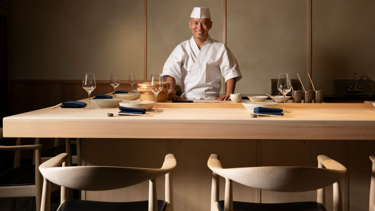 El chef Yasu Tanaka en su nuevo restaurante de ocho plazas, Yasu Omakase, en el Design District.