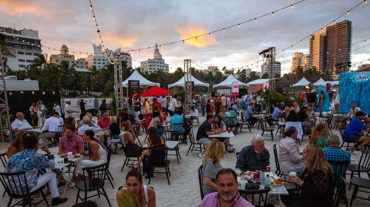 Diners enjoy the February weather — and burgers — last year at the South Beach Wine & Food Festival’s Burger Bash on Miami Beach.