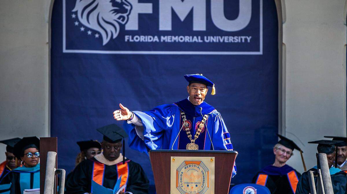 El presidente, Dr. Jaffus Hardrick, se dirige a los graduados durante la ceremonia de graduación de la primavera de 2022 en la Florida Memorial University en Miami Gardens.