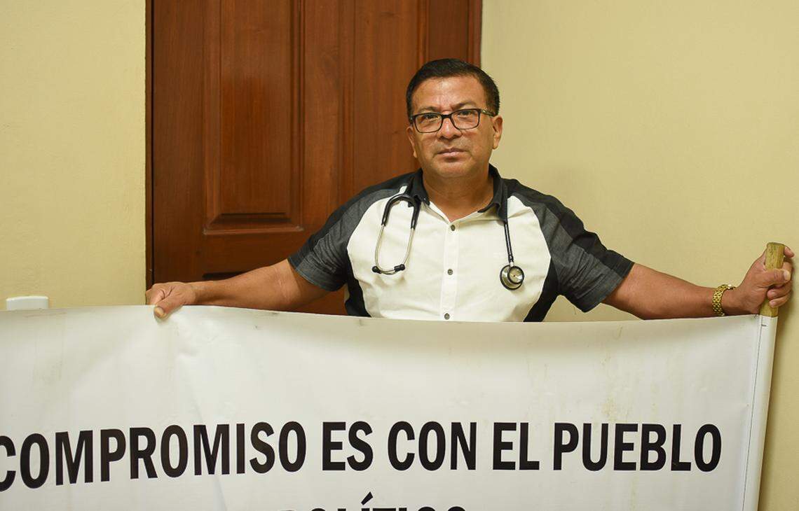 President of the Unidad Médica Nicaragüense José Antonio Vásquez holds a protest sign in his office in 2018, just months after the opposition movement began.