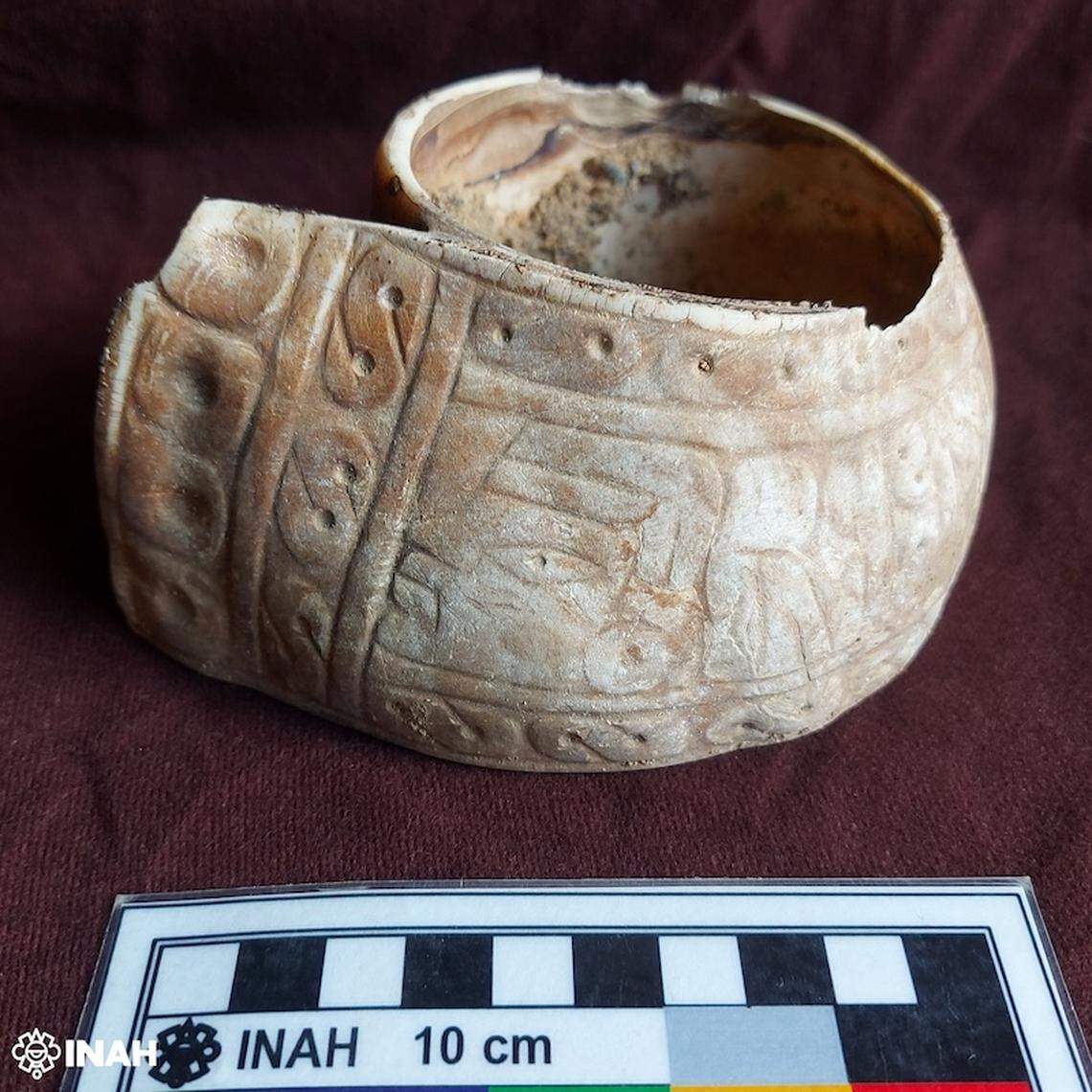 Zigzags, S-shaped motifs and the faces of figures were carved onto the surface of the bracelets.