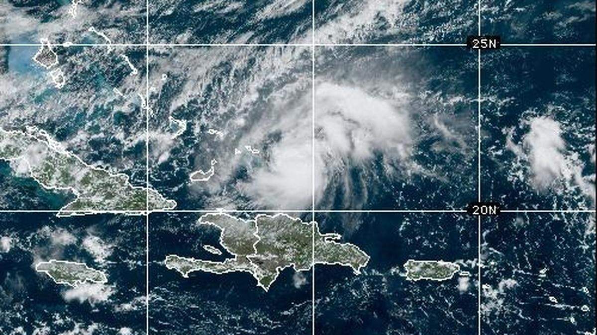 Imagen de satélite del sábado por la tarde del huracán Oscar antes de tocar tierra en el oriente de Cuba.
