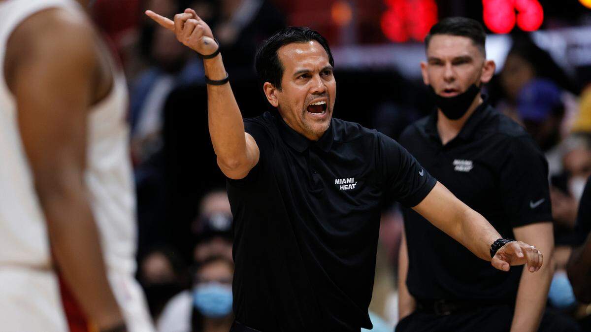 El entrenador del Heat, Erik Spoelstra, reacciona después de una jugada durante el último cuarto de su partido contra los Dallas Mavericks en el FTX Arena el martes 15 de febrero de 2022 en Miami.
