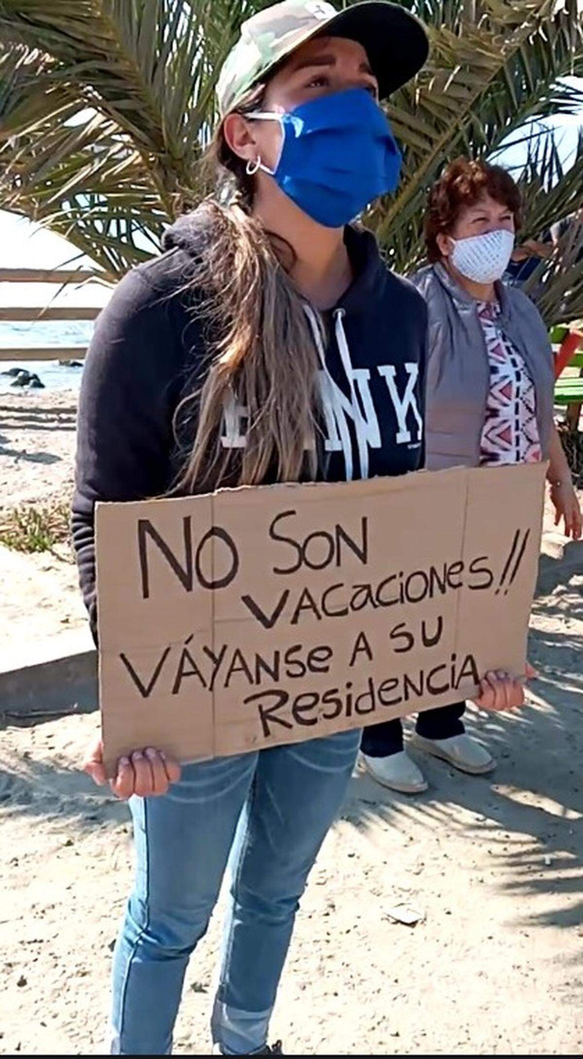 Cinthia Gomez protests a vacation home owner staying in Los Molles during quarantine.