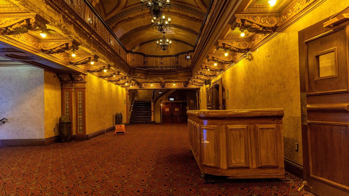 Vista del vestíbulo del Teatro Olympia en el Gusman Center para las Artes Escénicas durante una reunión organizada por la ciudad de Miami para discutir la venta propuesta de todo el edificio, el miércoles 16 de julio de 2025.