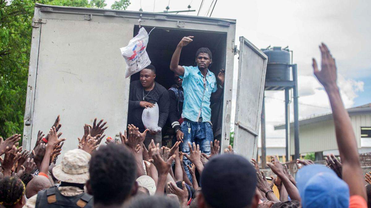 After the Aug. 14 earthquake, Haitian residents in Les Cayes wait to receive humanitarian aid from the Fund for Economic and Social Assistance.