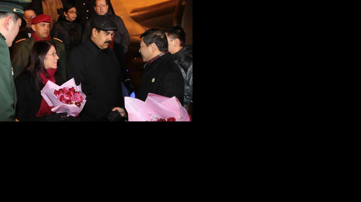 
Venezuelan President Nicolas Maduro and first lady Cilia Flores are received at the airport in Beijing. 
