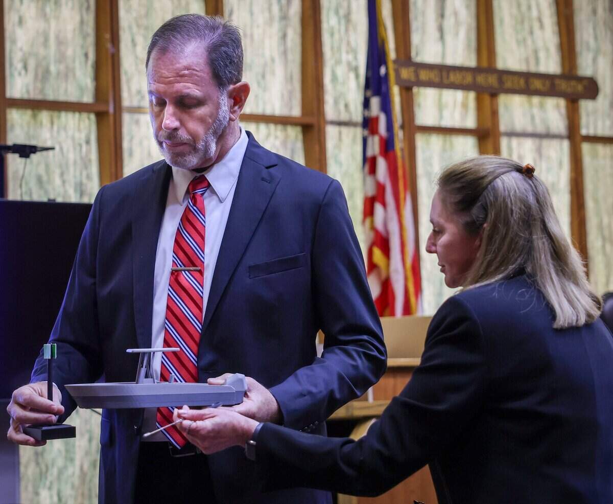 Holding a model of boat and channel marker, Lt. Paul Alber, left, an expert in boating incidents, testifies for prosecutors about the George Pino boat crash during trial on Monday, June 15, 2026. Pino is charged in connection to the crash that killed 17-year-old Lucy Fernandez.