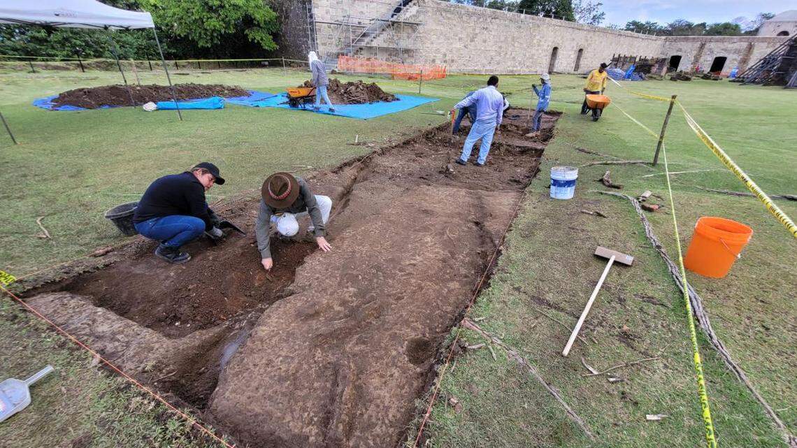 Archaeologists at a fort in Colón found remnants of 17th century San Lorenzo el Real de Chagres castle destroyed by invaders, photos show.