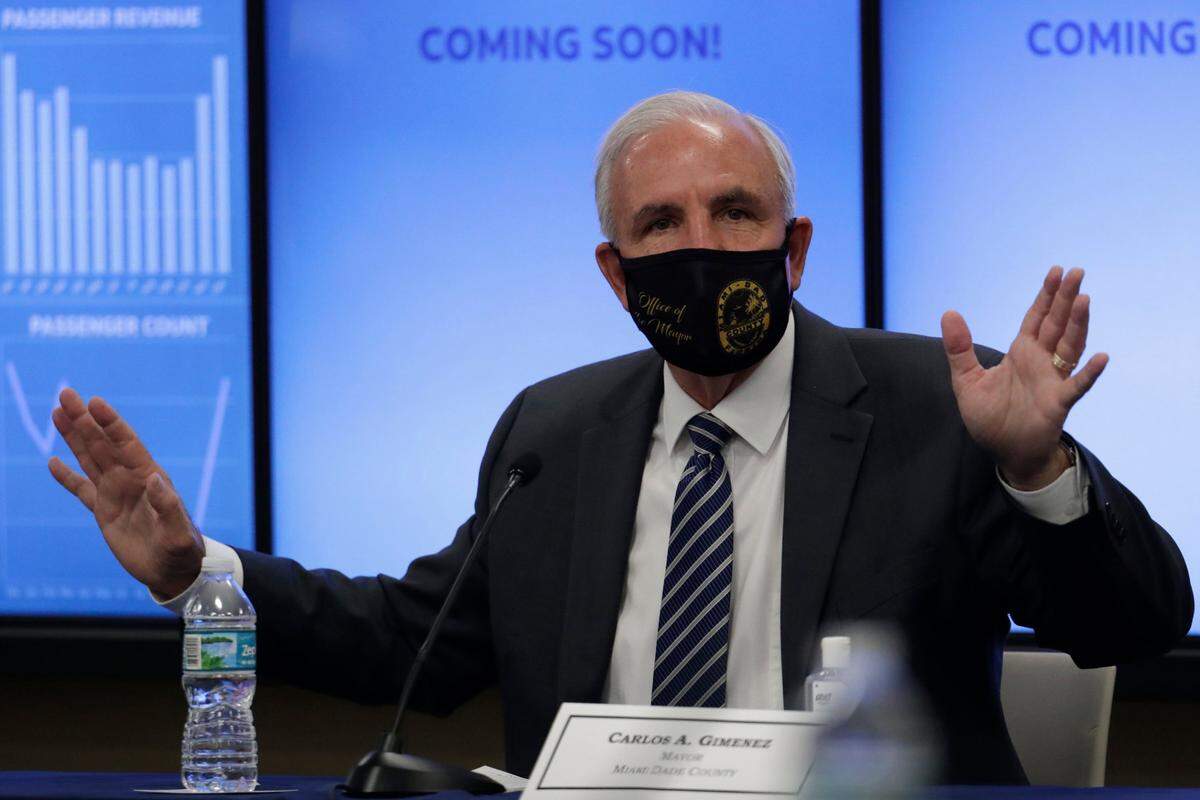 El alcalde del Condado Miami-Dade, Carlos Giménez, habla durante una reunión con el gobernador de Florida Ron DeSantis y los alcaldes del Condado Miami-Dade durante la pandemia de coronavirus, el martes 14 de julio de 2020 en Miami.