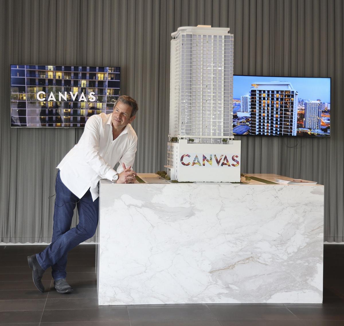 El urbanizador Nir Shoshani, directivo de NR Investments, junto a una maqueta de su nuevo edificio de condo Canvas en el distrito Omni de Miami.
