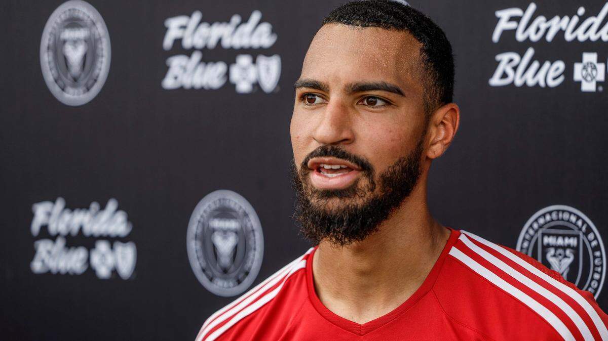 El jugador de fútbol del Inter Miami CF, Drake Callender, habla con los reporteros reunidos en el estadio DRV PNK, Fort Lauderdale, Florida, el miércoles 12 de julio de 2023.