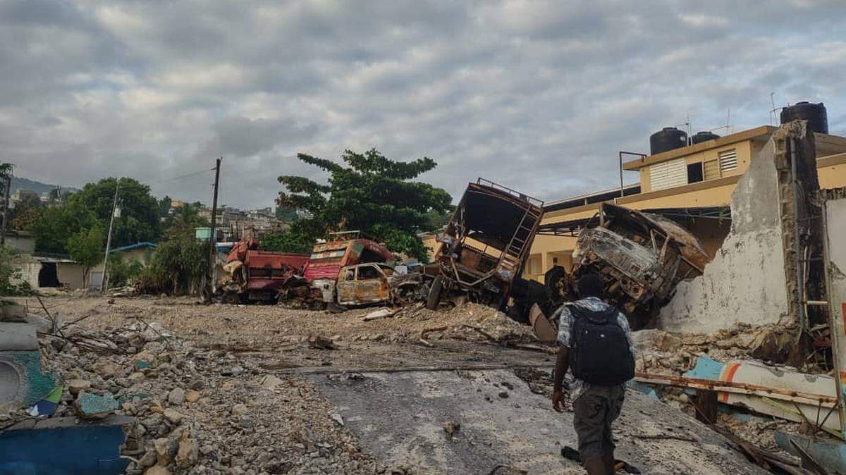 On Saturday, October 26, 2024, armed members of the Viv Ansanm gang coalition targeted the compound of the Missionaries of Charity, a religious congregation in Port-au-Prince’s Delmas neighborhood that Mother Teresa opened in 1979. They looted and burned the sisters’ convent and hospital.