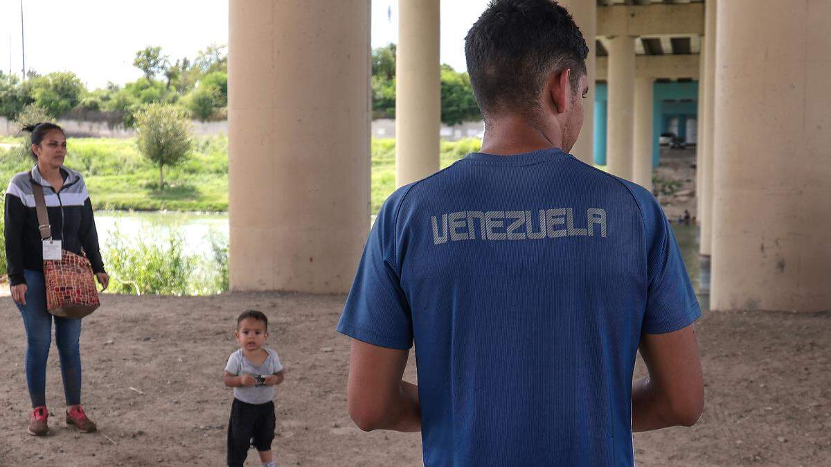Venezuelan migrants wait for the arrival of the US Border Patrol after crossing the Rio Grande from Mexico to Texas on Sunday, September 18, 2022.