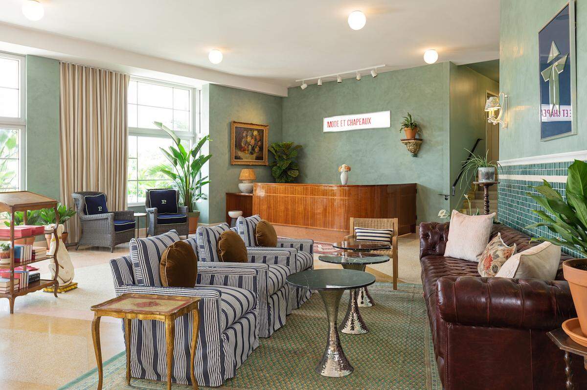 We love this lobby. Look at the shine on that reception desk.