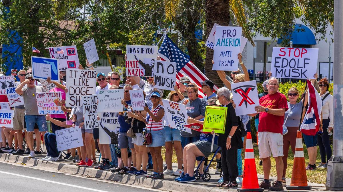 Protesters in front of the Fort Lauderdale Tesla Showroom voicing their opposition to Elon Musk’s role in the Trump administration.  