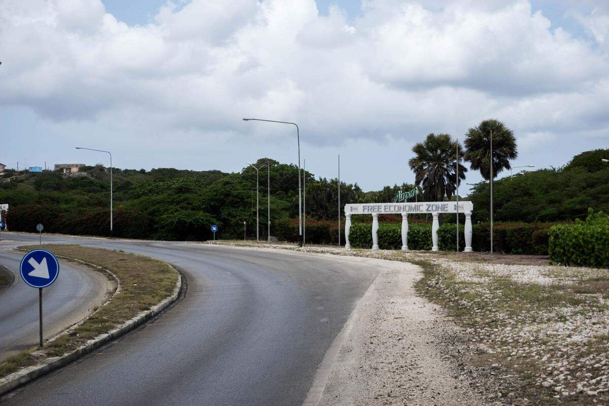 La Zona Franca está ubicada junto al Aeropuerto Internacional de Curazao y tiene registradas 41 compañías. Algunas comercian con oro venezolano de conflicto y tienen instalaciones de fundición.