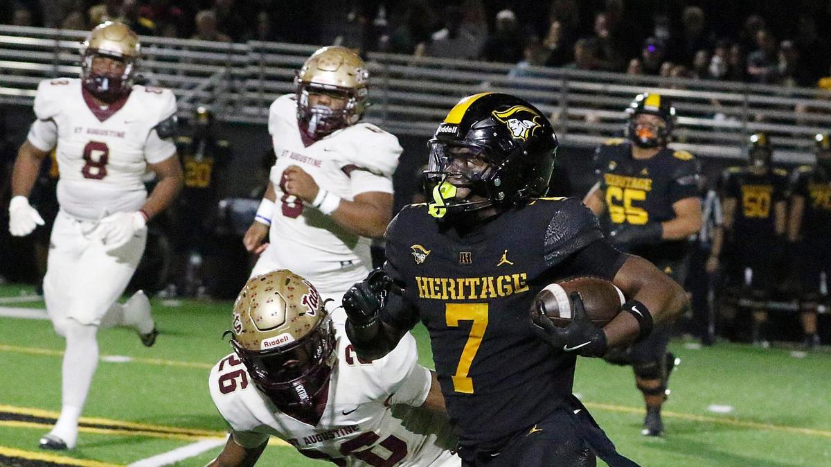 American Heritage running back Byron Louis (7) carries the ball against St. Augustine High during state semifinal football game Friday, December 6, 2004. Andrew Uloza / for Miami Herald