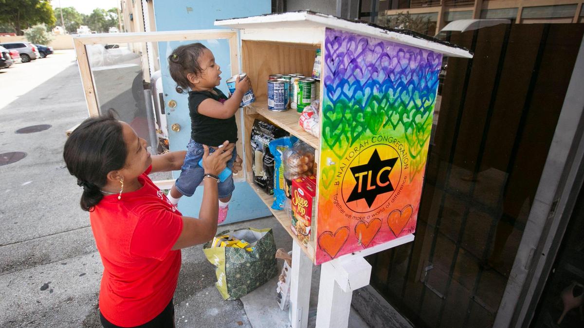 El 7 de octubre de 2021, The Legacy Closet cortó el listón de una pequeña despensa que acaba de ser instalada frente al local de Cutler Bay por TLC Little Free Pantry de la B'Nai Torah Congregation. El concepto es tomar lo que se necesita y dejar lo que se pueda. En la foto, Layra Abuyot levanta a su hija de 19 meses, Mayla Santana, para que pueda ayudar a abastecer la pequeña despensa con los alimentos donados antes de cortar el listón de la primera sede de Miami-Dade.