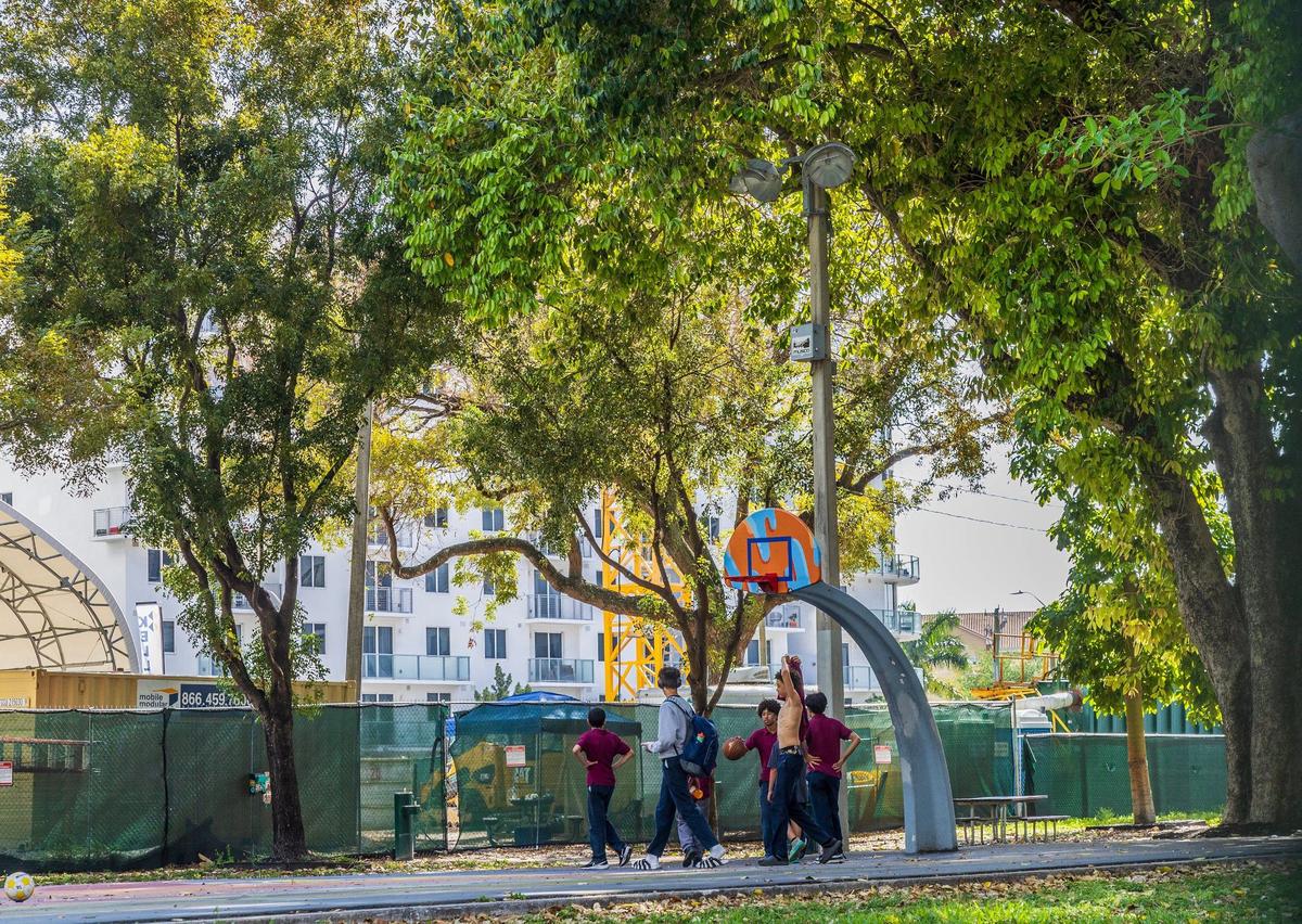 Niños juegan en la cancha de basquetbol en Southside Park, situado en 140 SW 11th St., en Miami, el 2 de abril de 2024.