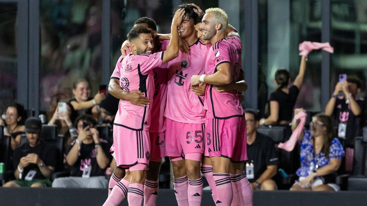El mediocampista del Inter Miami Federico Redondo (55) celebra con sus compañeros tras anotar un gol contra el Toronto FC en la segunda mitad de su partido de la MLS en el Chase Stadium el miércoles 17 de julio de 2024 en Fort Lauderdale, Florida.
