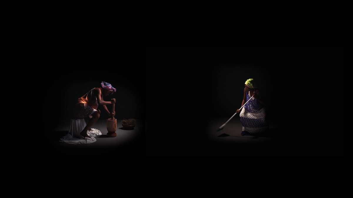 Una escena de "Reeds/Wozo: Movement Study I", de Monica Sorelle. En la obra, las mujeres bailan, limpian, rezan y trabajan mientras una voz habla del papel que desempeñaron las mujeres en la revolución haitiana.