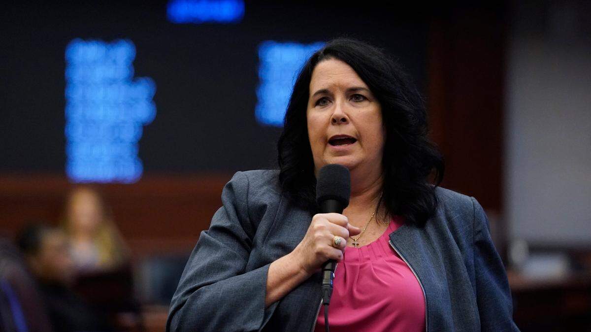 La senadora de la Florida Kelli Stargel habla a favor de un proyecto de ley durante una sesión legislativa en el Capitolio del Estado el 10 de marzo de 2022, en Tallahassee, Florida.