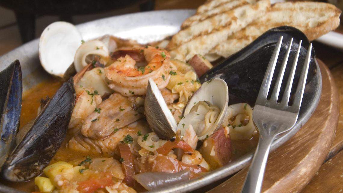 Tarpon Bend serves fish, burgers and brew and dishes like this sizzling seafood platter.