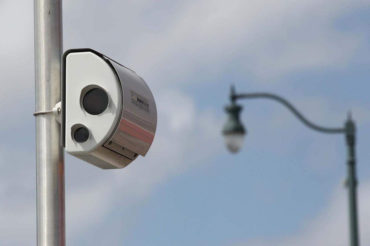 A red light camera in Little Havana pictured on March 10, 2016. Miami has gotten rid of its red light camera program, but Miami Beach doesn’t appear likely to follow suit any time soon.