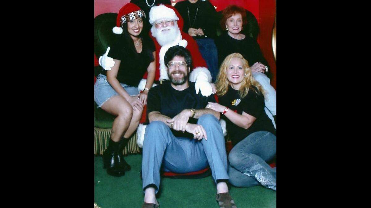 Miembros de la familia Novack posan con Santa Claus. De izquierda a derecha: la hijastra May Abad, Ben Novack, su esposa Narcy Novack, y su madre Bernice Novack.