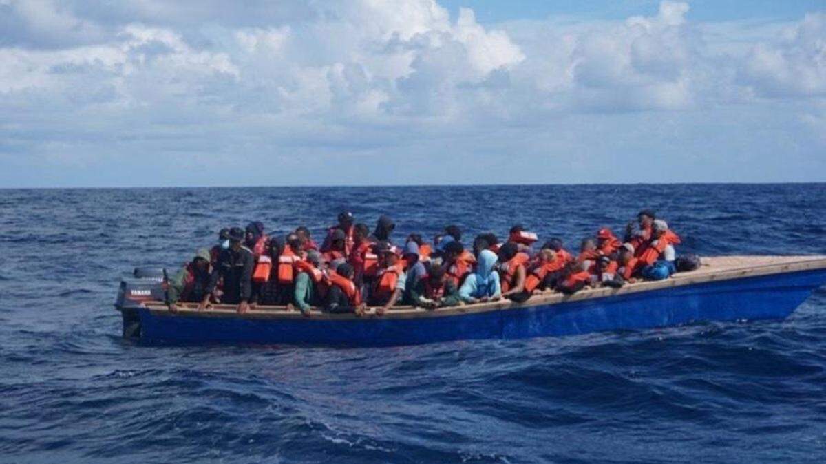 La tripulación del guardacostas Joseph Napier transfirió a 77 migrantes dominicanos y seis haitianos a un buque de la Armada de la República Dominicana el miércoles 3 de noviembre de 2021, cerca de Punta Cana, República Dominicana, luego de la interdicción de dos viajes ilegales en el Pasaje de Mona cerca de Puerto Rico.