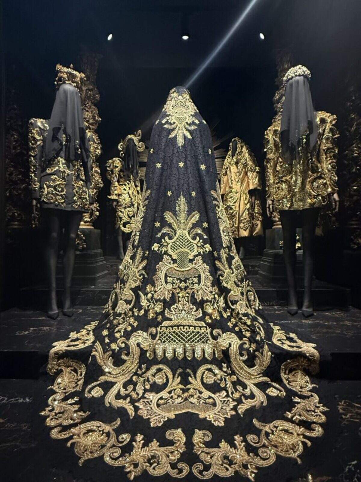 Un entorno de capilla dorada y la ropa que contiene hacen un guiño a las tradiciones católicas de Italia.