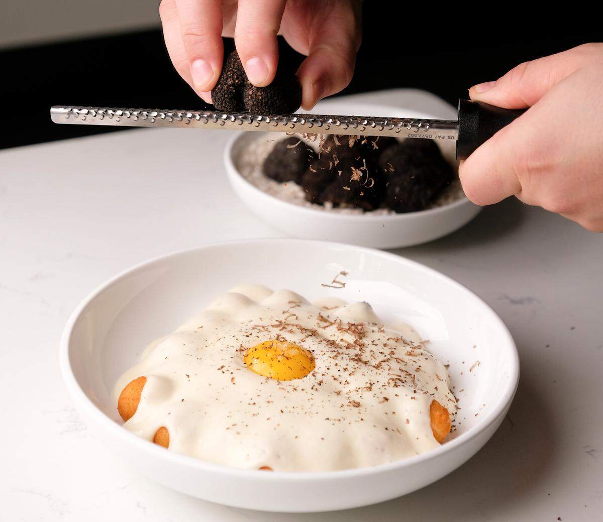 Patate fritte con trufas rayadas en Luca Osteria.