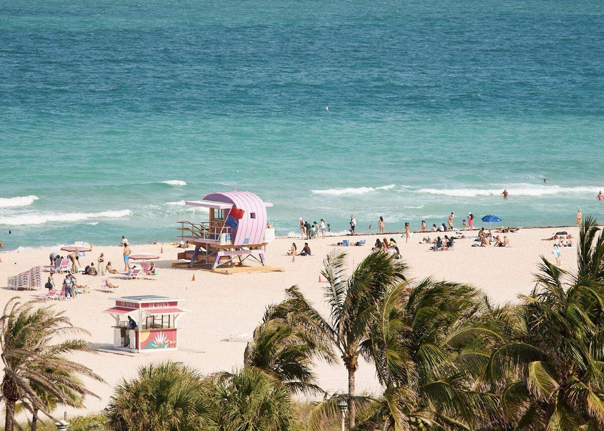Pastel lifeguard stands and turquoise waters set the tone at the Shelborne’s beach.