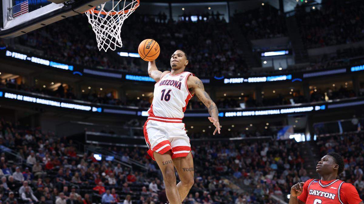 Arizona Wildcats forward Keshad Johnson (16) dunks against Dayton Flyers guard Enoch Cheeks (6) during the first half in the second round of the 2024 NCAA Tournament at Vivint Smart Home Arena-Delta Center.