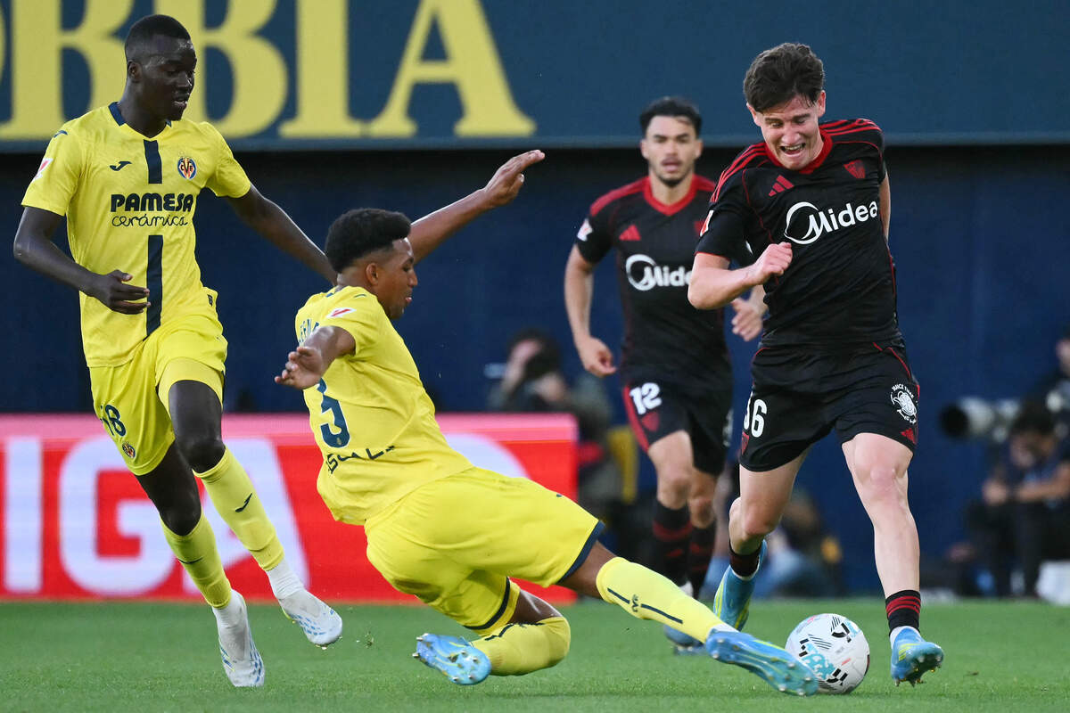 GettyImages-2275478358.jpg Villarreal's US defender #03 Alexander Freeman tackles Sevilla's Spanish defender #36 Oso during the Spanish league football match between Villarreal CF and Sevilla FC at La Ceramica Stadium in Vila-real on May 12, 2026. (Photo by JOSE JORDAN / AFP via Getty Images)