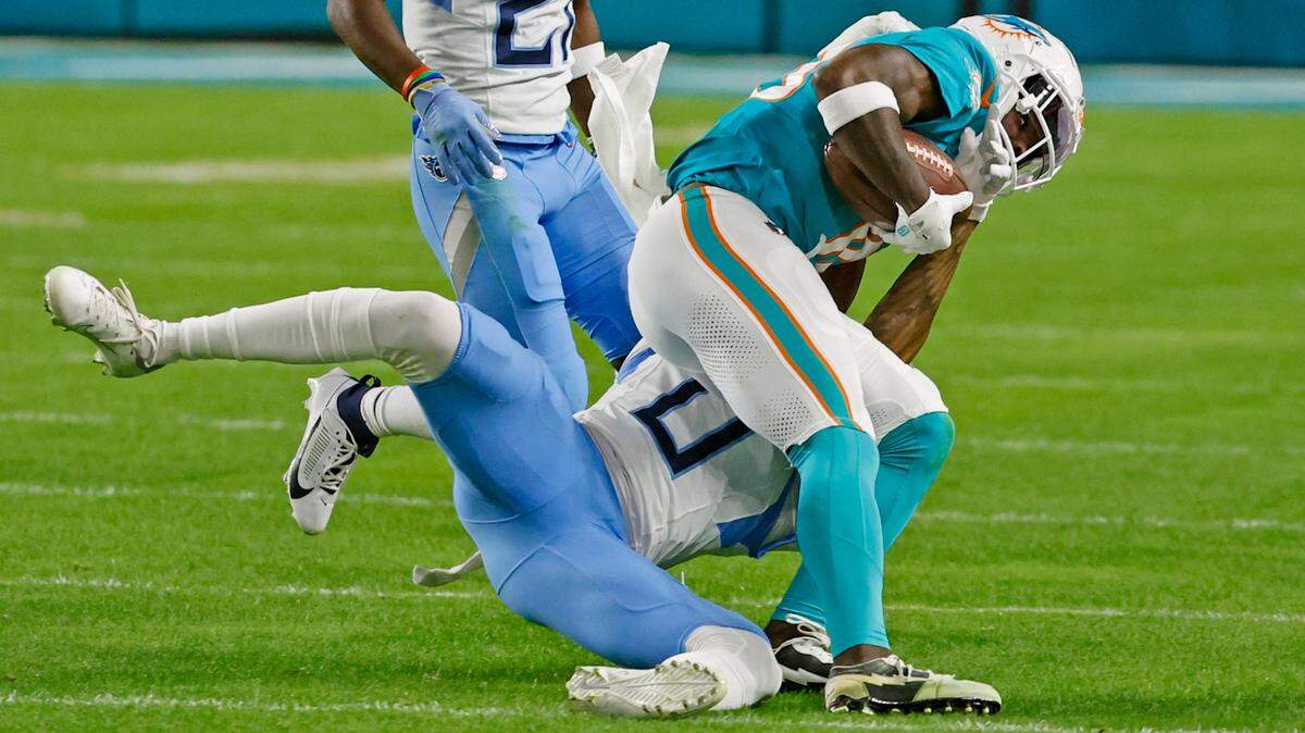 El wide receiver de los Miami Dolphins, Tyreek Hill (10), sale lesionado después de un feo derribo del cornerback de los Tennessee Titans, Sean Murphy-Bunting (0), en la primera mitad en el Hard Rock Stadium en Miami Gardens, Florida, el lunes 11 de diciembre de 2023.