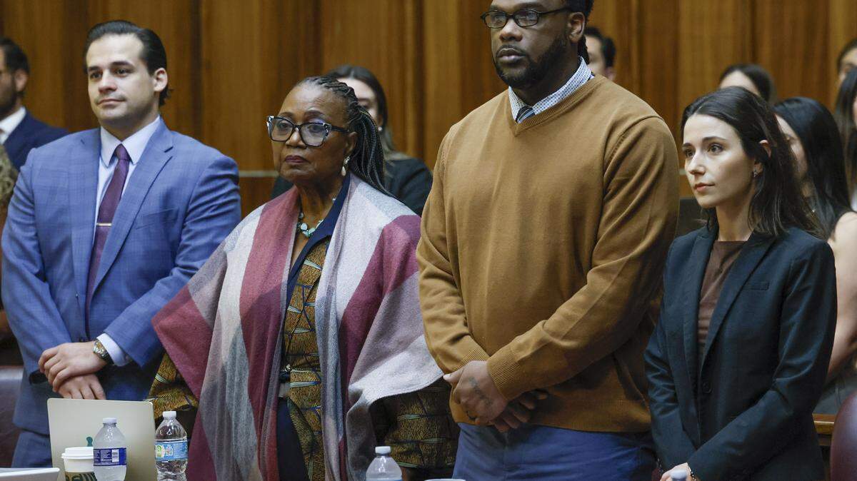 Rashaun Jones, who is accused of killing his University of Miami football teammate Bryan Pata in 2006, stands with  defense attorneys Bonita E Jones Peabody, at left and Sara Alvarez, at right, during his trial in Judge Cristina Miranda Courtroom 4-1 at the Richard E. Gerstein Justice Building on Wednesday, February 18, 2026.